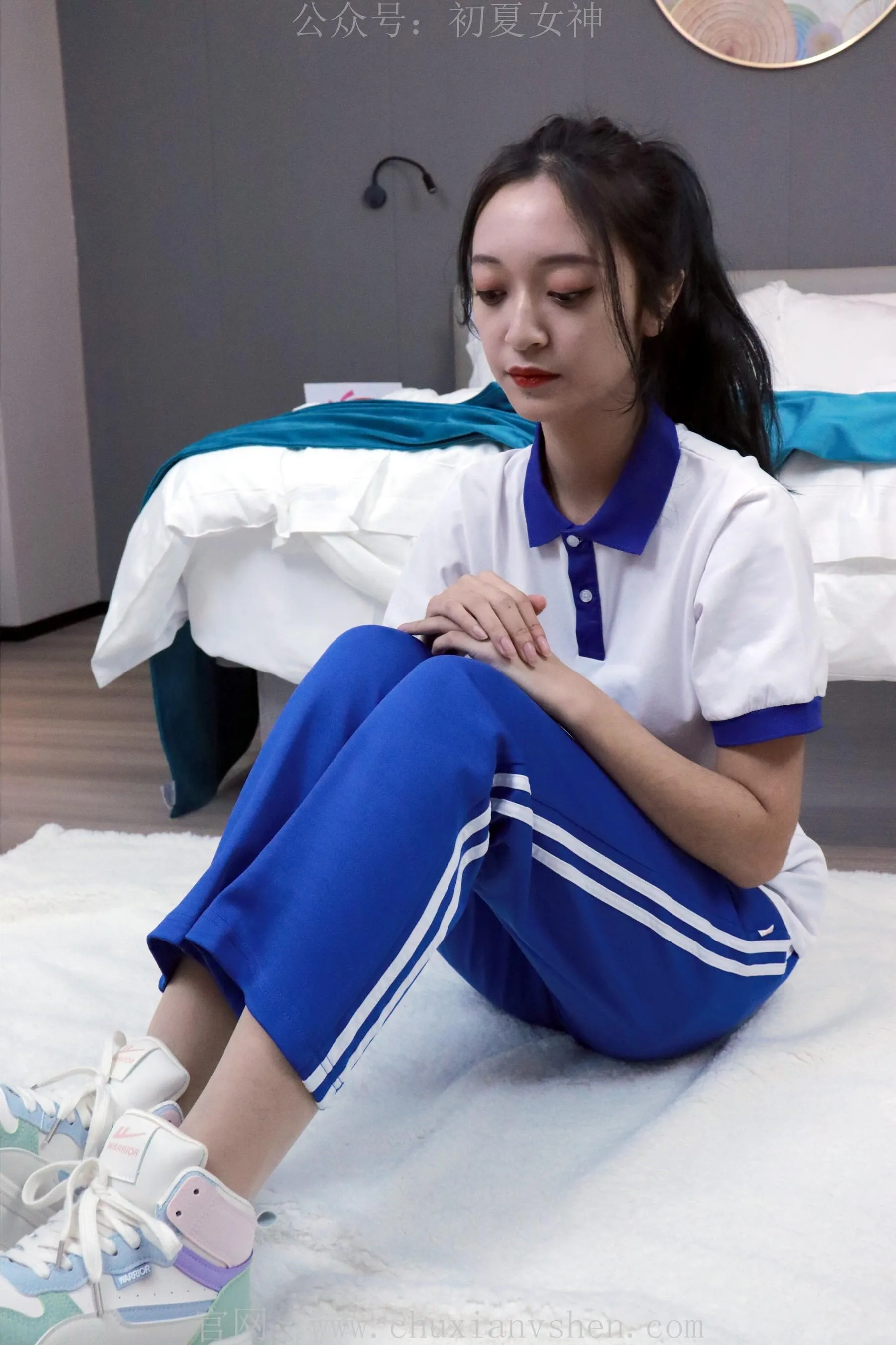 初夏女神 NO.001 依依校服搭配37码运动鞋拍摄 [126P]插图5